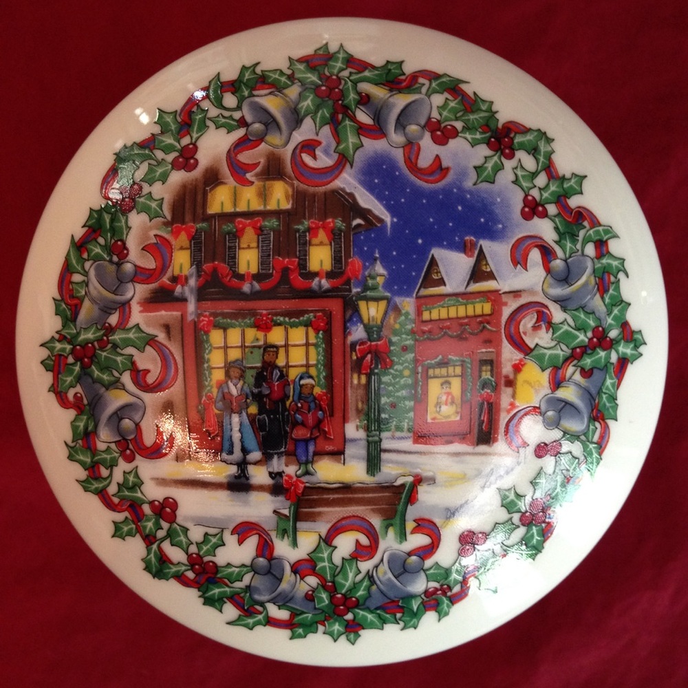 Vintage 1992 Christmas Music Box -  Plays -  Silver Bells